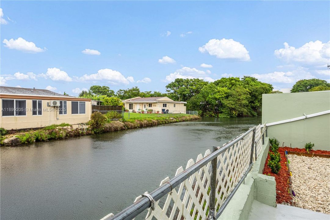 合同活跃: $485,000 (2 贝兹, 1 浴室, 824 平方英尺)