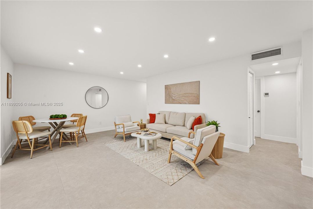 合同活跃: $485,000 (2 贝兹, 1 浴室, 824 平方英尺)