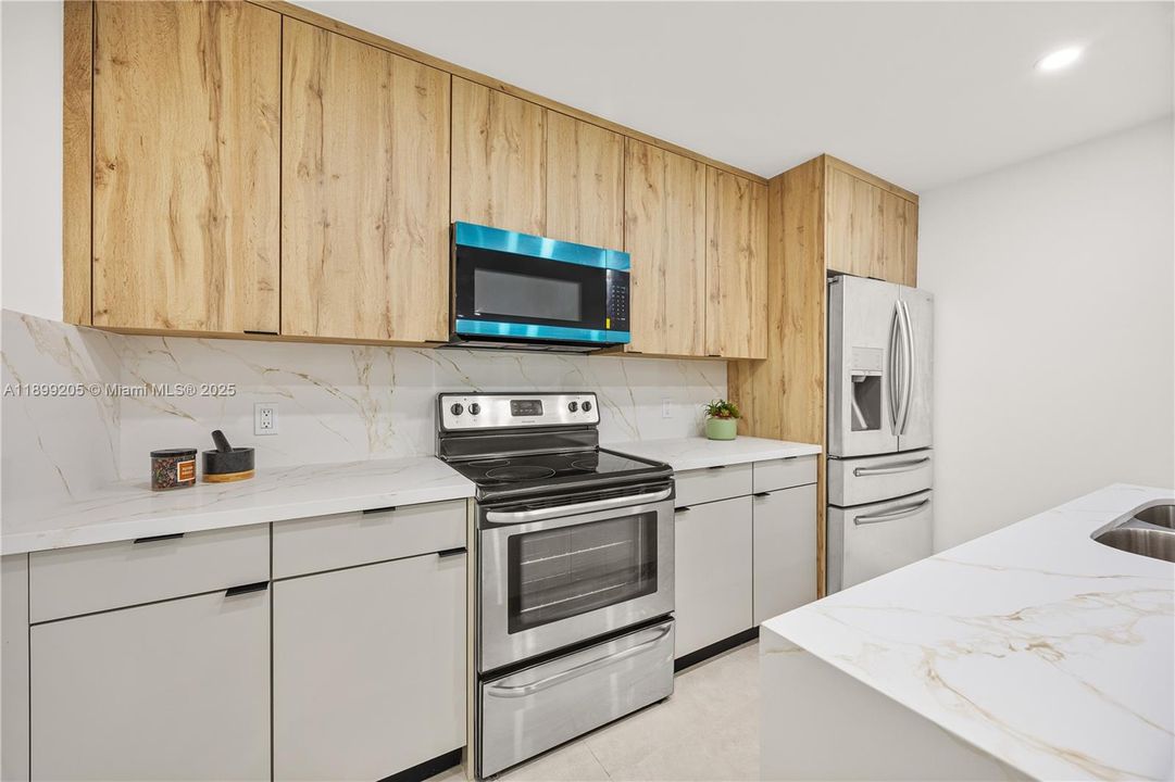 合同活跃: $485,000 (2 贝兹, 1 浴室, 824 平方英尺)