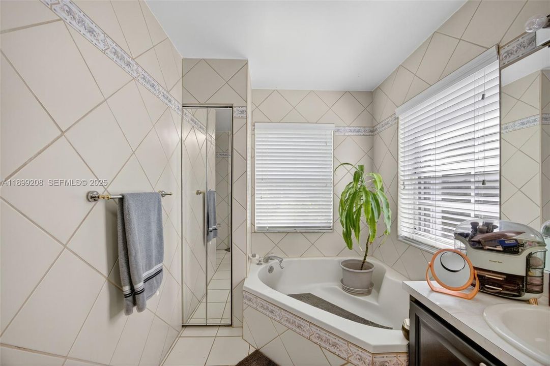 待售: $865,000 (4 贝兹, 3 浴室, 2462 平方英尺)