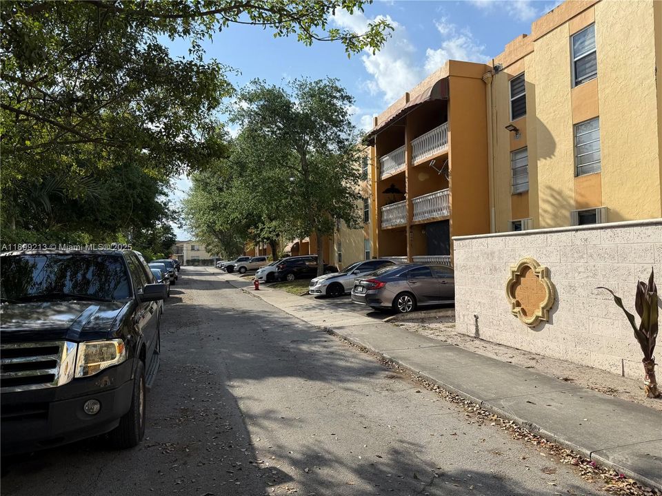 For Sale: $235,000 (2 beds, 2 baths, 890 Square Feet)