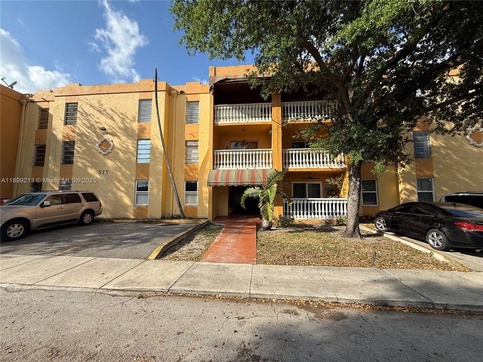 For Sale: $235,000 (2 beds, 2 baths, 890 Square Feet)