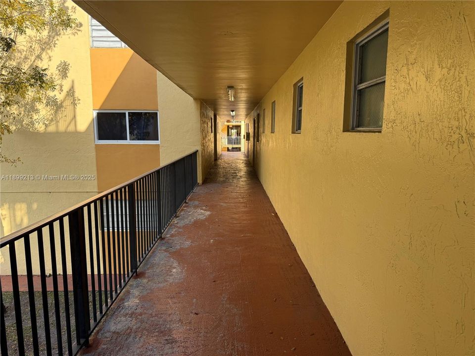 For Sale: $235,000 (2 beds, 2 baths, 890 Square Feet)