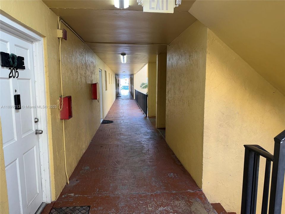 For Sale: $235,000 (2 beds, 2 baths, 890 Square Feet)