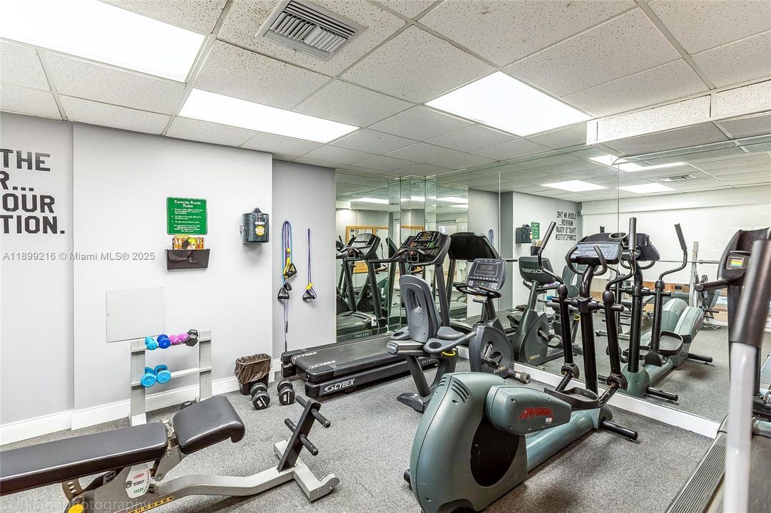 For Sale: $214,900 (1 beds, 1 baths, 827 Square Feet)