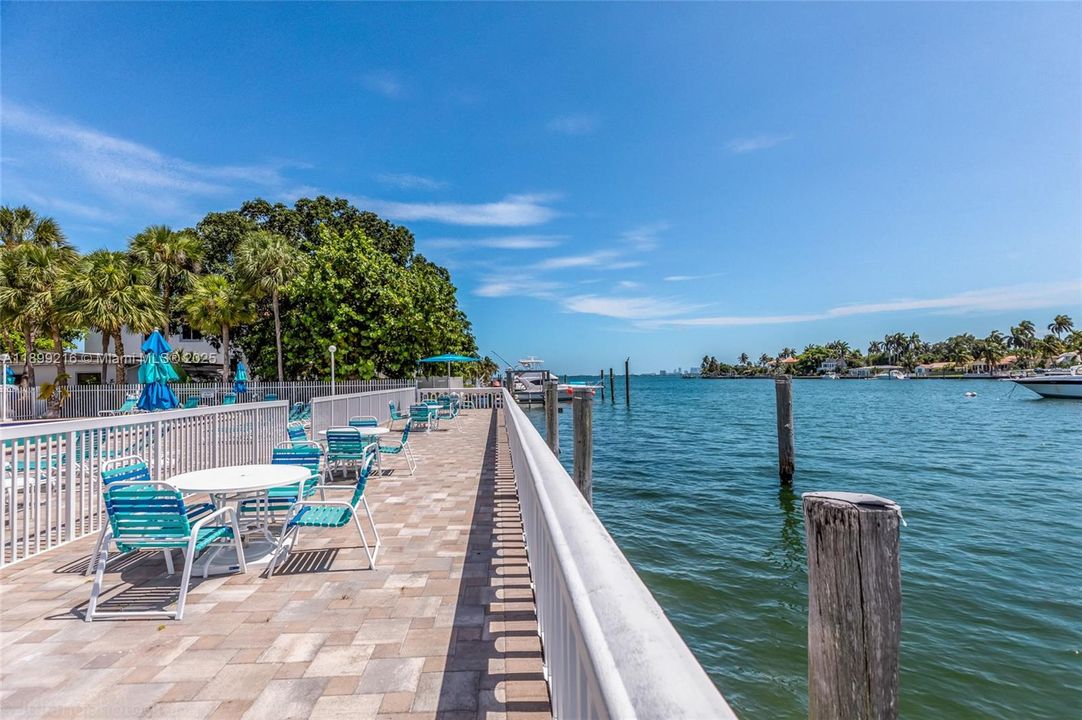 For Sale: $214,900 (1 beds, 1 baths, 827 Square Feet)