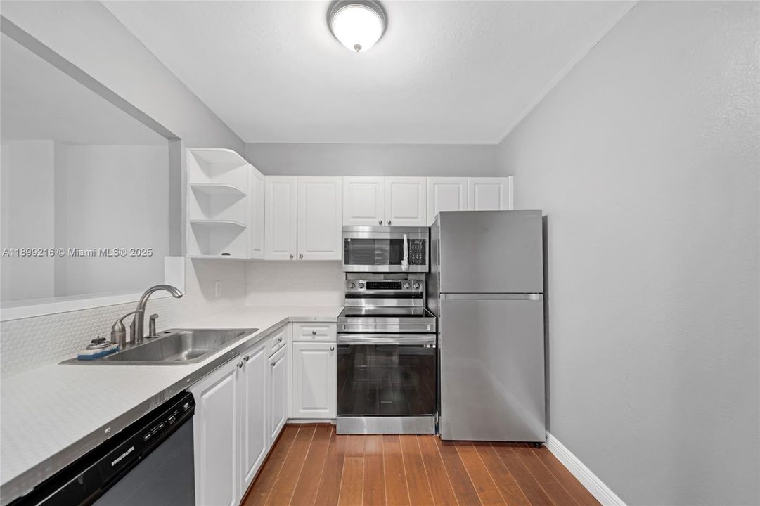 For Sale: $214,900 (1 beds, 1 baths, 827 Square Feet)