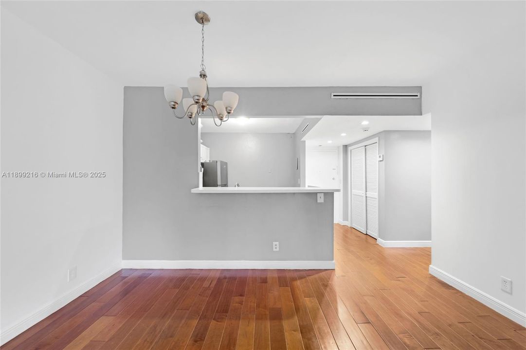 For Sale: $214,900 (1 beds, 1 baths, 827 Square Feet)