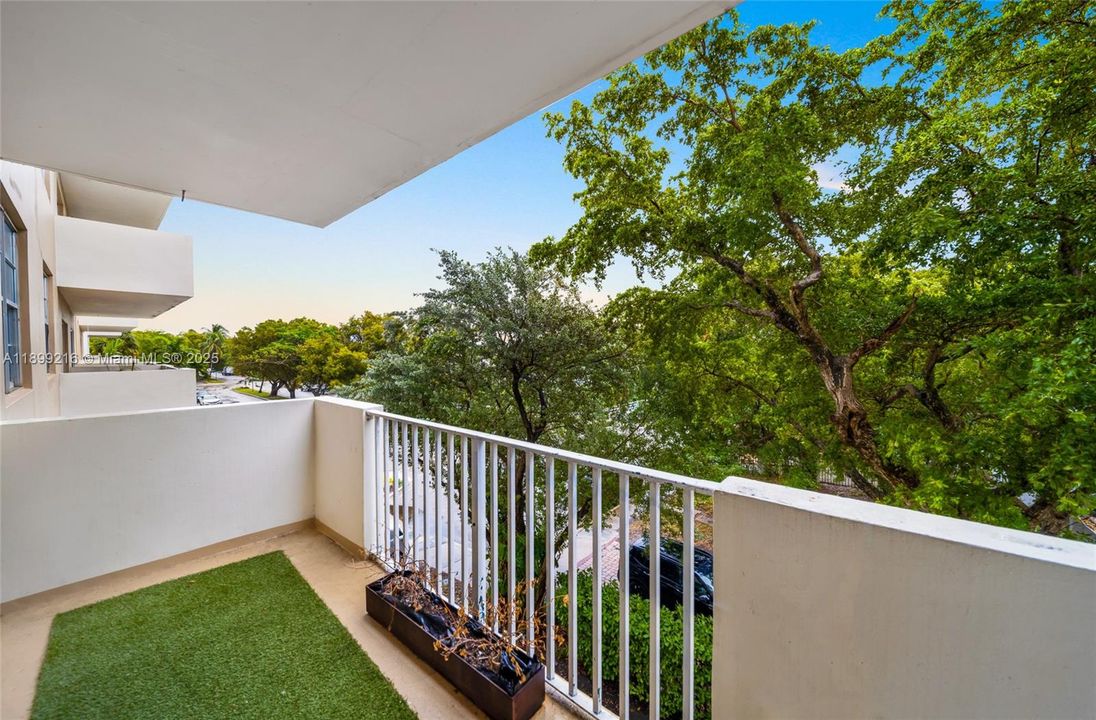 For Sale: $214,900 (1 beds, 1 baths, 827 Square Feet)