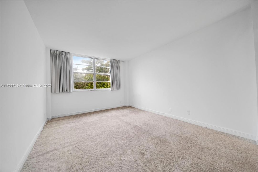 For Sale: $214,900 (1 beds, 1 baths, 827 Square Feet)