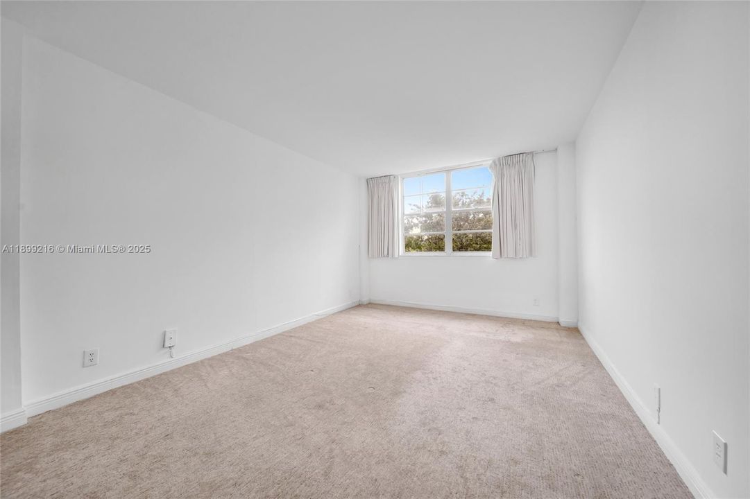 For Sale: $214,900 (1 beds, 1 baths, 827 Square Feet)