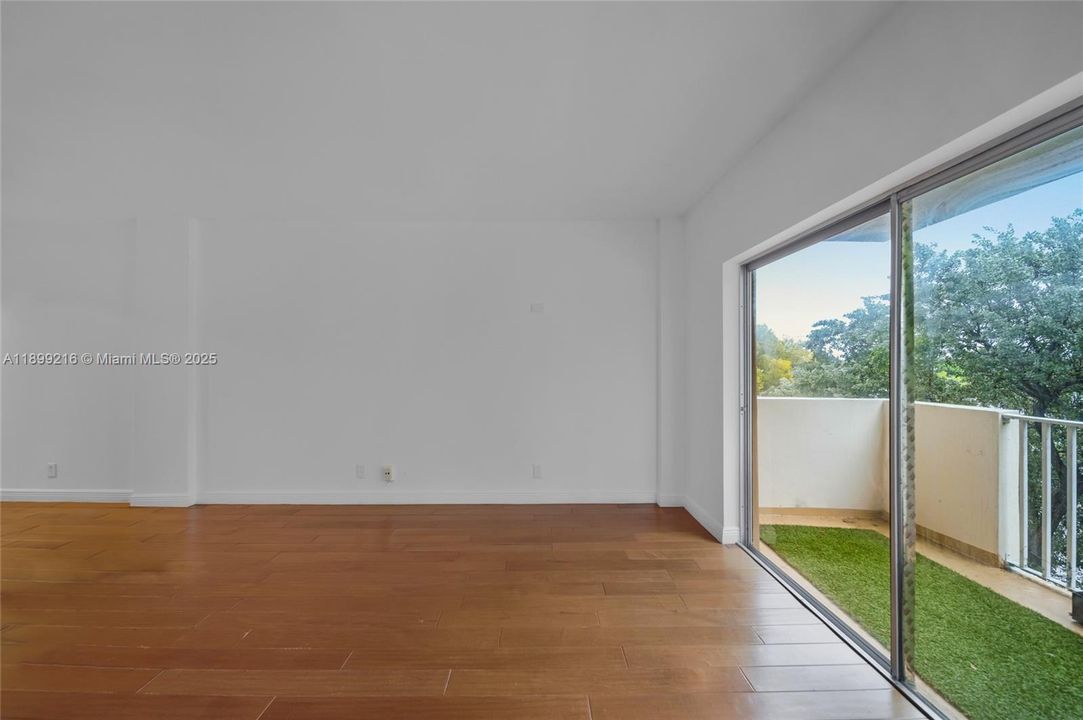 For Sale: $214,900 (1 beds, 1 baths, 827 Square Feet)