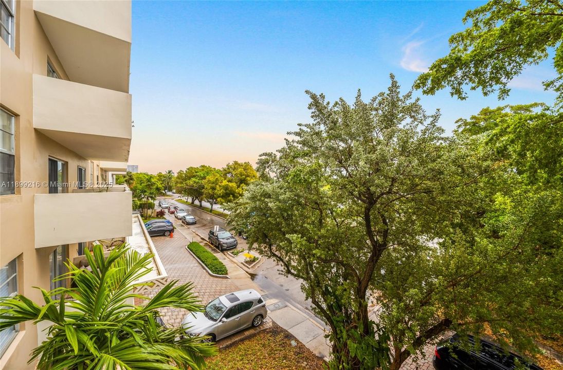 For Sale: $214,900 (1 beds, 1 baths, 827 Square Feet)