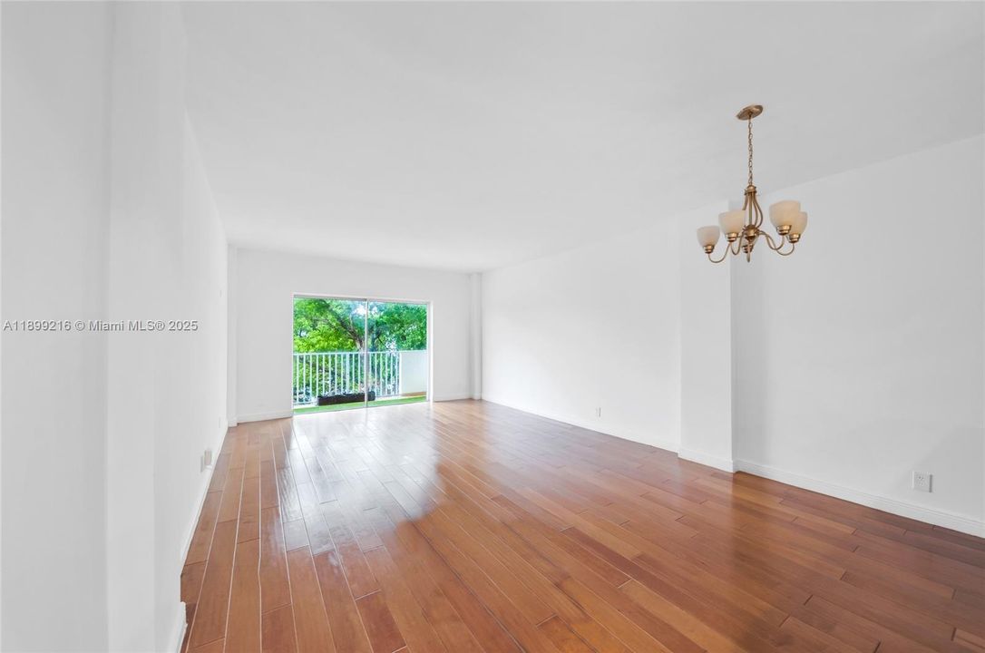 For Sale: $214,900 (1 beds, 1 baths, 827 Square Feet)