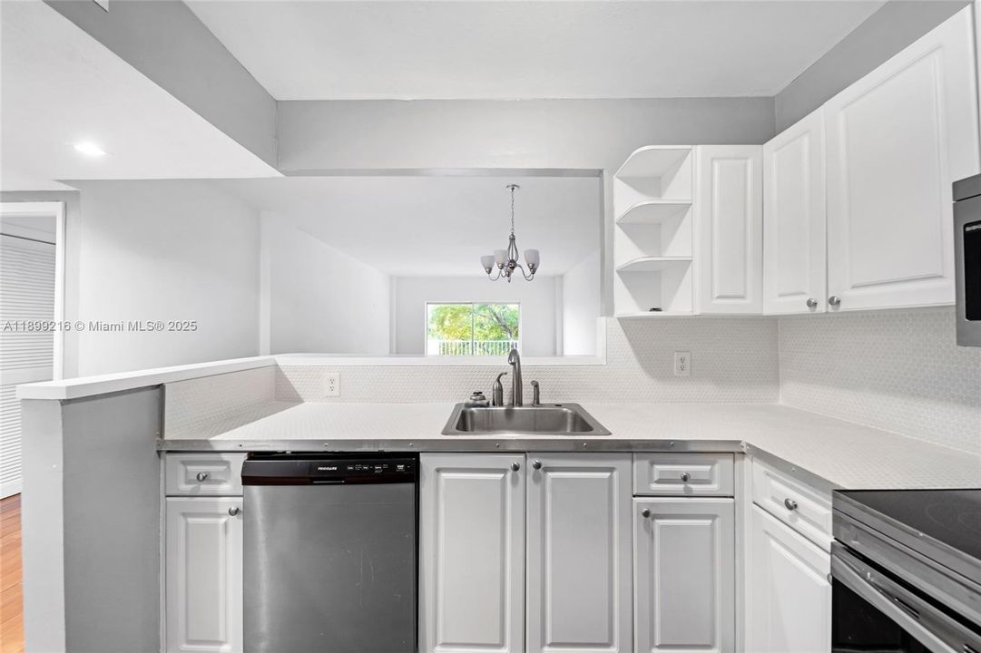 For Sale: $214,900 (1 beds, 1 baths, 827 Square Feet)