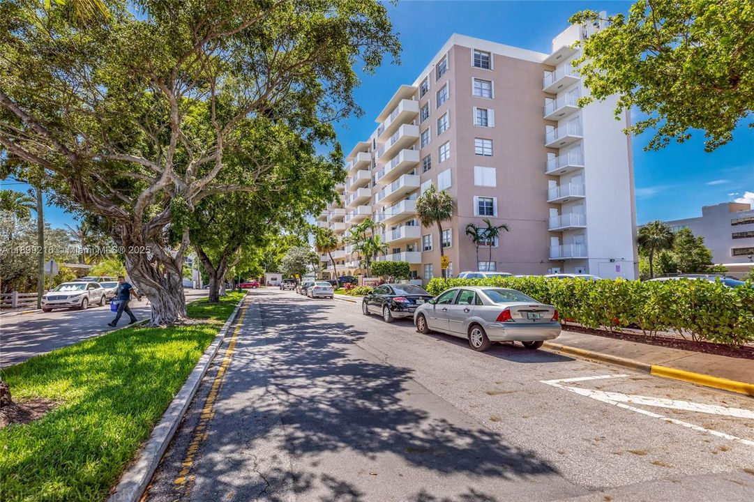 For Sale: $214,900 (1 beds, 1 baths, 827 Square Feet)