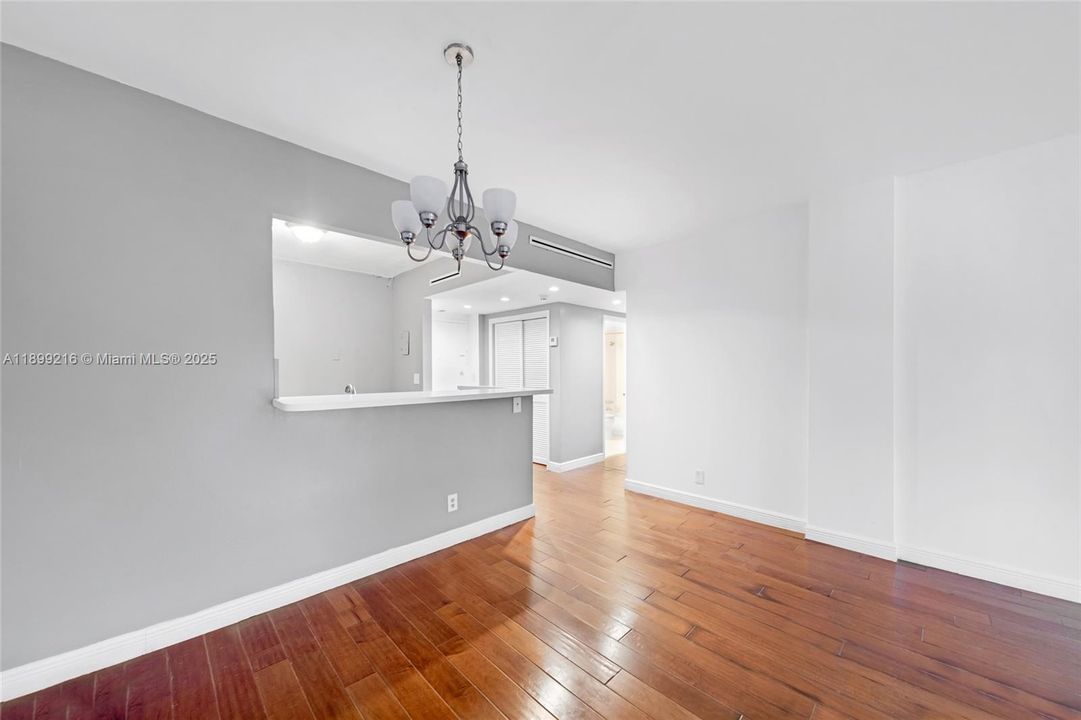 For Sale: $214,900 (1 beds, 1 baths, 827 Square Feet)