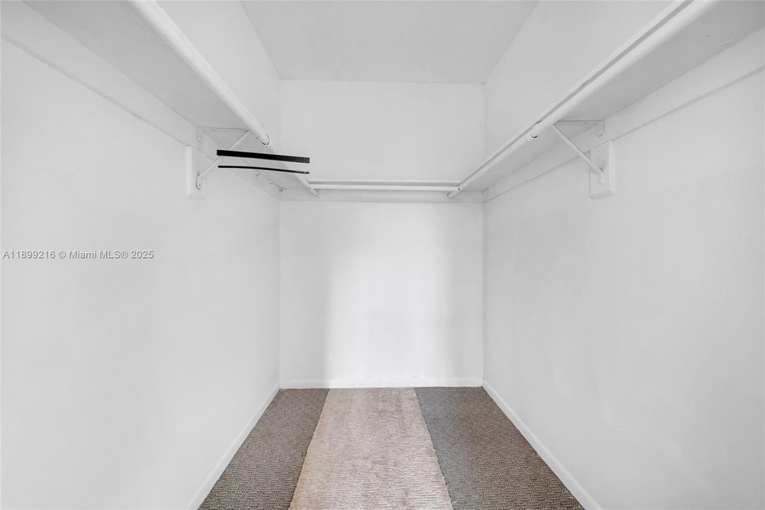 For Sale: $214,900 (1 beds, 1 baths, 827 Square Feet)