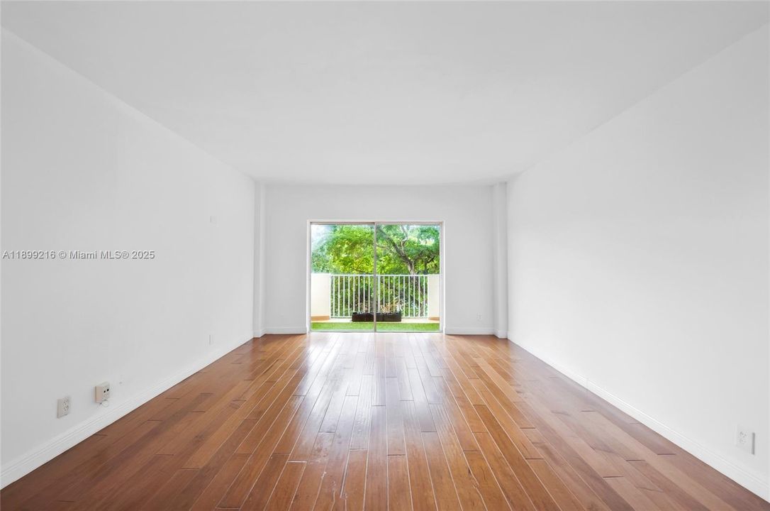 For Sale: $214,900 (1 beds, 1 baths, 827 Square Feet)