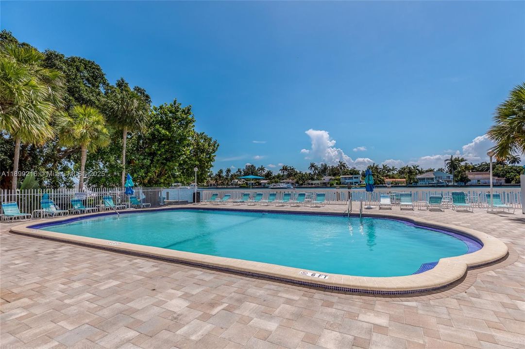 For Sale: $214,900 (1 beds, 1 baths, 827 Square Feet)