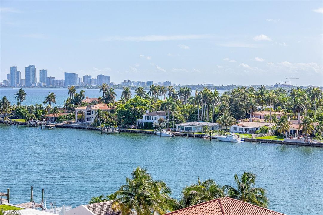 For Sale: $214,900 (1 beds, 1 baths, 827 Square Feet)