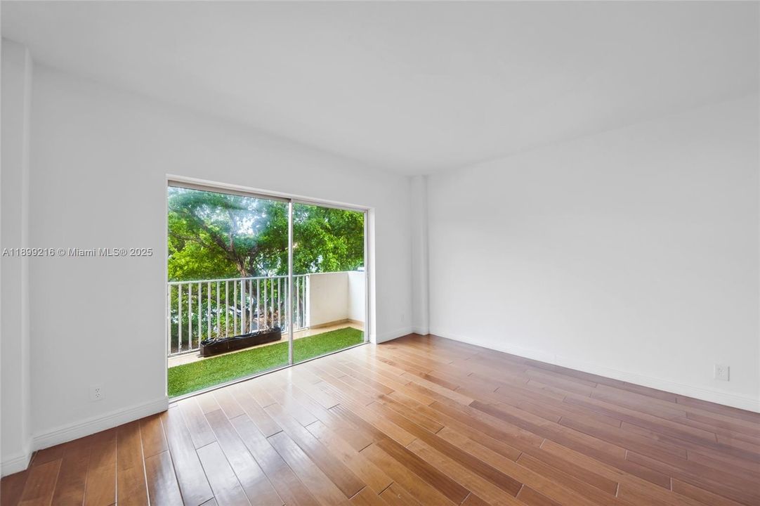 For Sale: $214,900 (1 beds, 1 baths, 827 Square Feet)