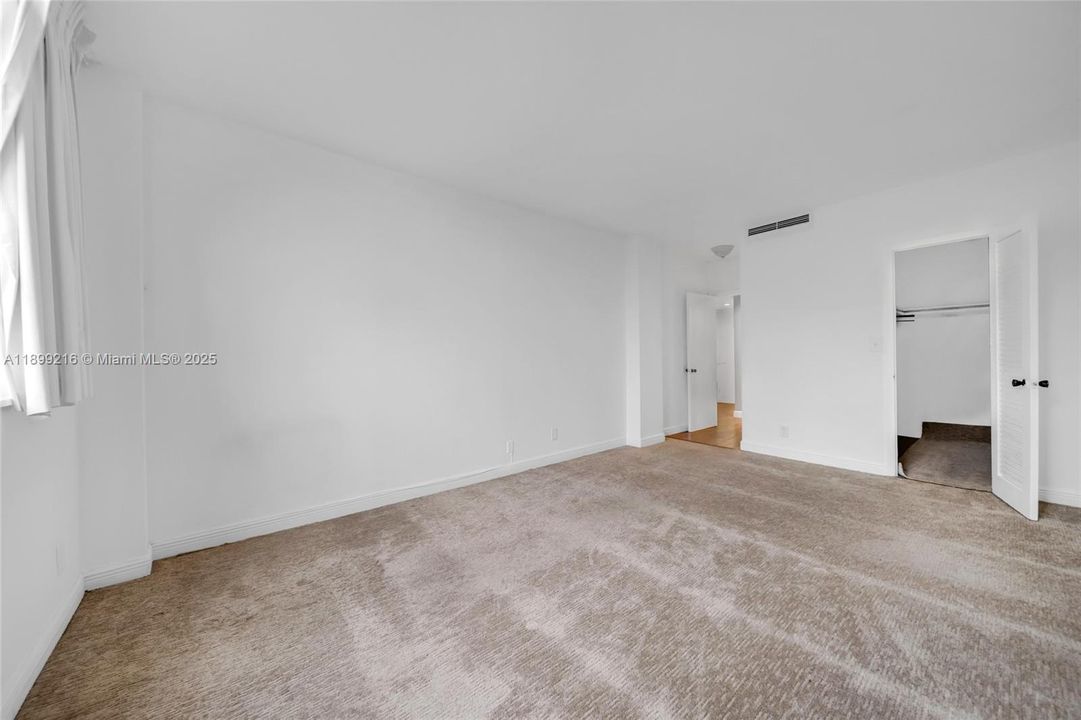 For Sale: $214,900 (1 beds, 1 baths, 827 Square Feet)