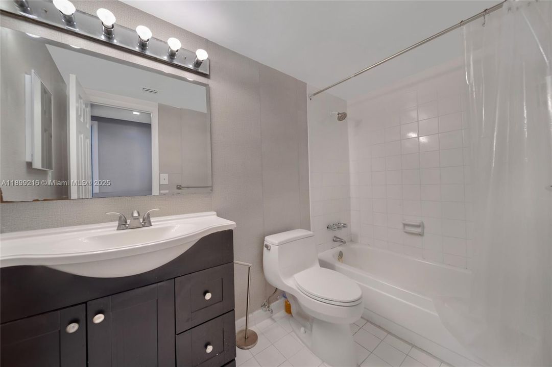 For Sale: $214,900 (1 beds, 1 baths, 827 Square Feet)