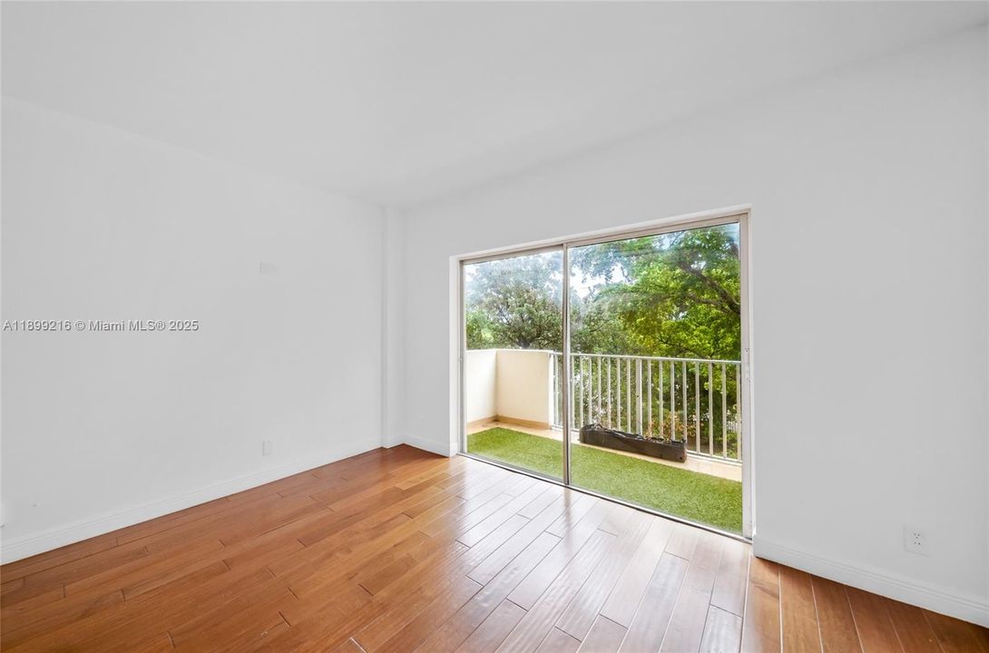 For Sale: $214,900 (1 beds, 1 baths, 827 Square Feet)