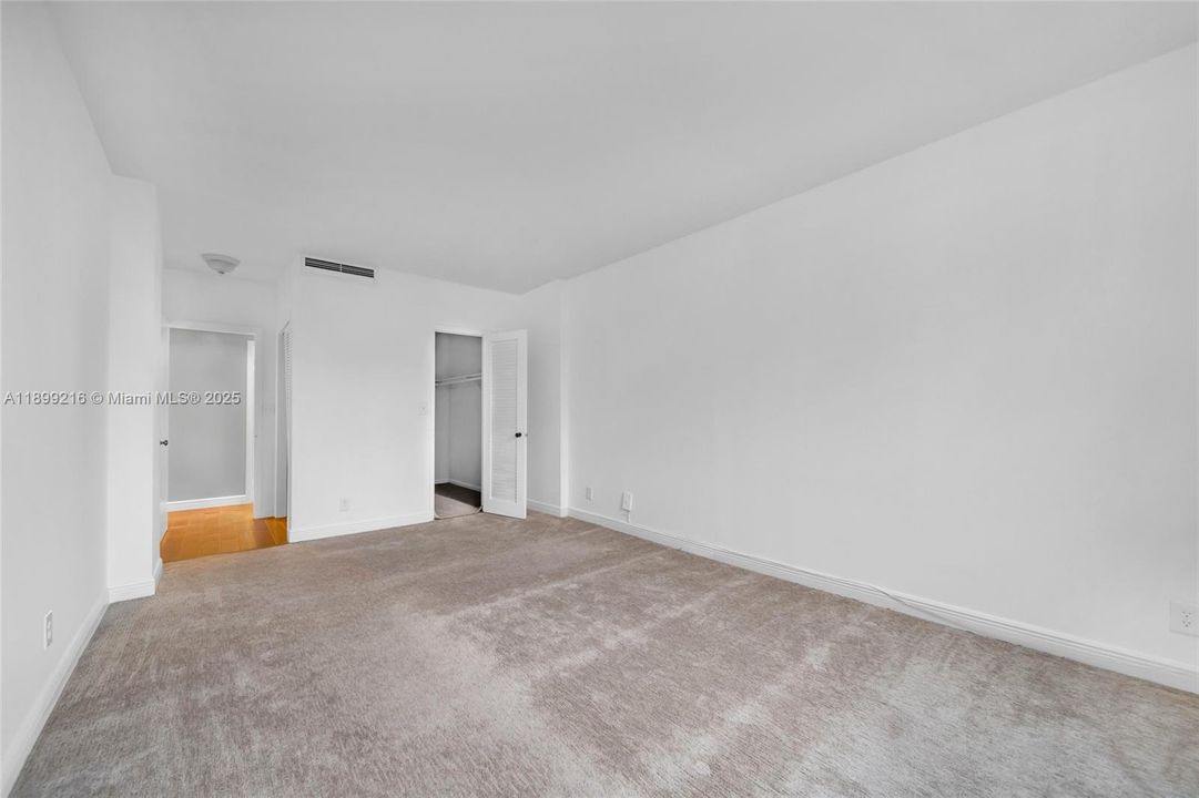 For Sale: $214,900 (1 beds, 1 baths, 827 Square Feet)