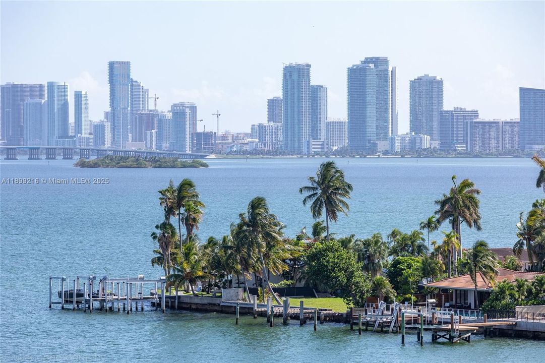 For Sale: $214,900 (1 beds, 1 baths, 827 Square Feet)