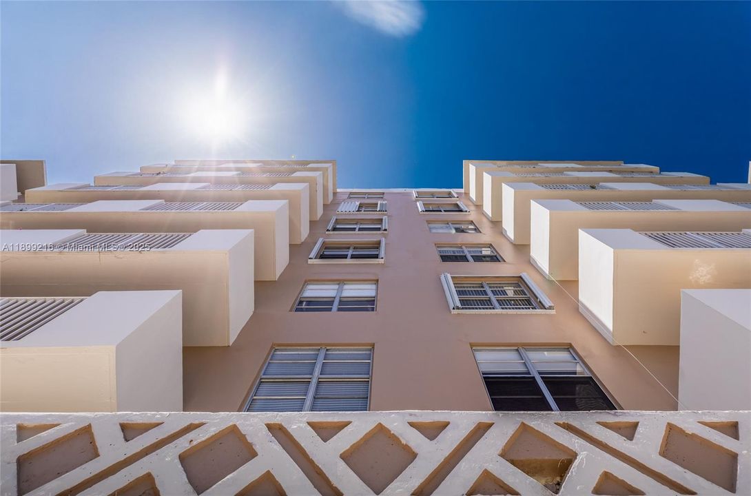 For Sale: $214,900 (1 beds, 1 baths, 827 Square Feet)