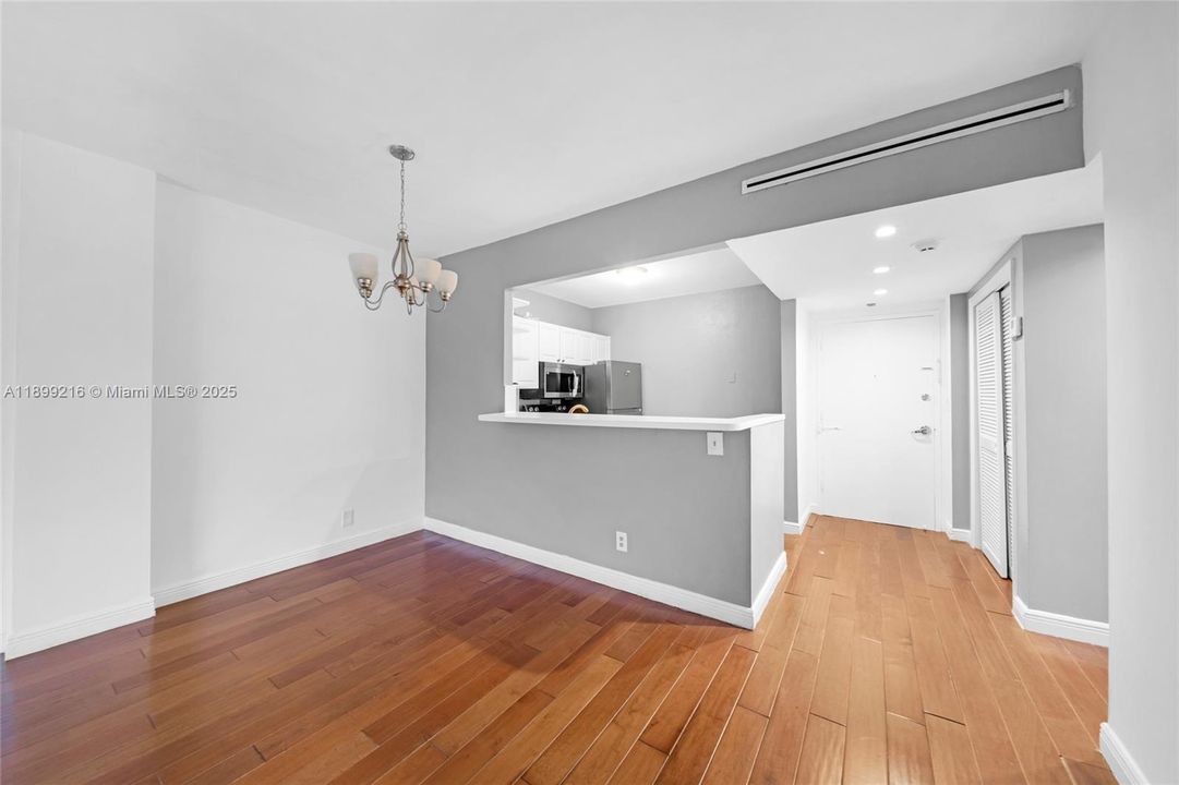 For Sale: $214,900 (1 beds, 1 baths, 827 Square Feet)