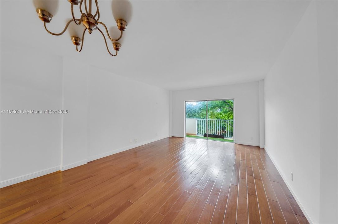 For Sale: $214,900 (1 beds, 1 baths, 827 Square Feet)