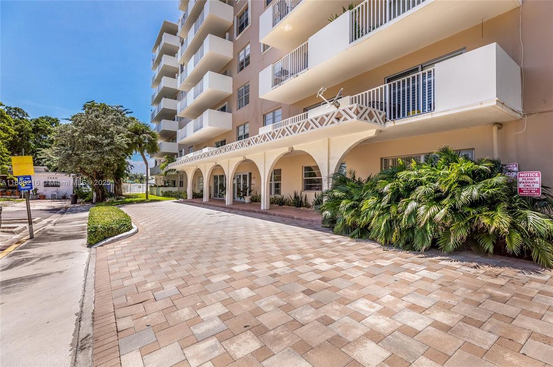 For Sale: $214,900 (1 beds, 1 baths, 827 Square Feet)