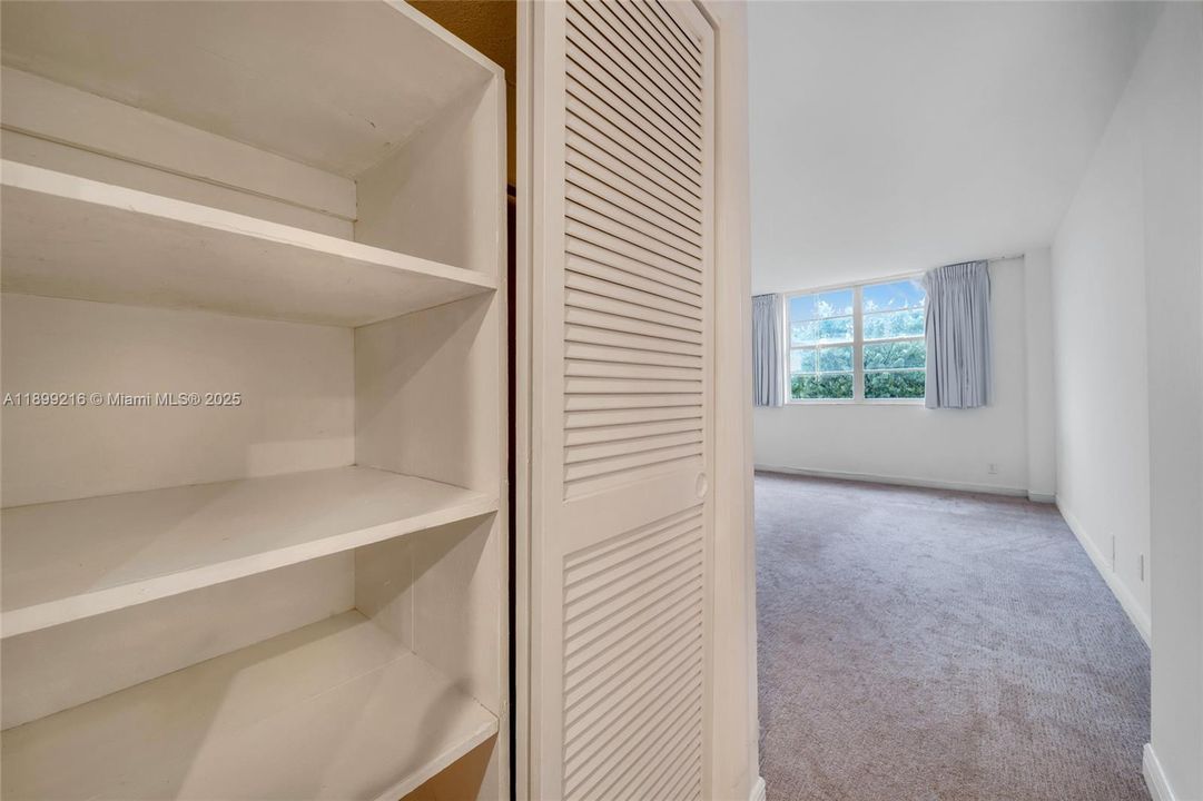 For Sale: $214,900 (1 beds, 1 baths, 827 Square Feet)