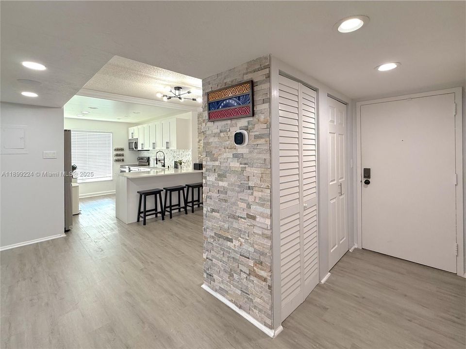 Active With Contract: $170,000 (2 beds, 2 baths, 1016 Square Feet)