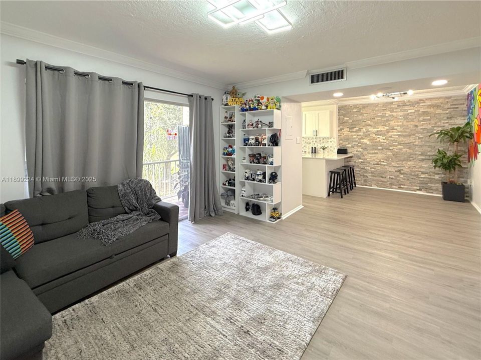 Active With Contract: $170,000 (2 beds, 2 baths, 1016 Square Feet)