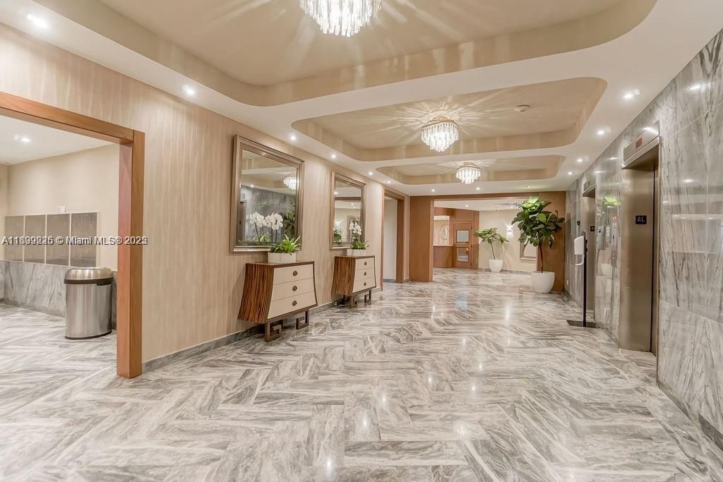 For Rent: $2,600 (1 beds, 1 baths, 570 Square Feet)