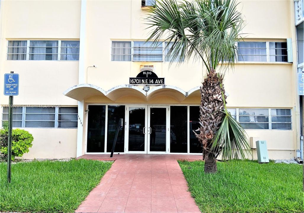 Recently Rented: $1,695 (1 beds, 1 baths, 746 Square Feet)