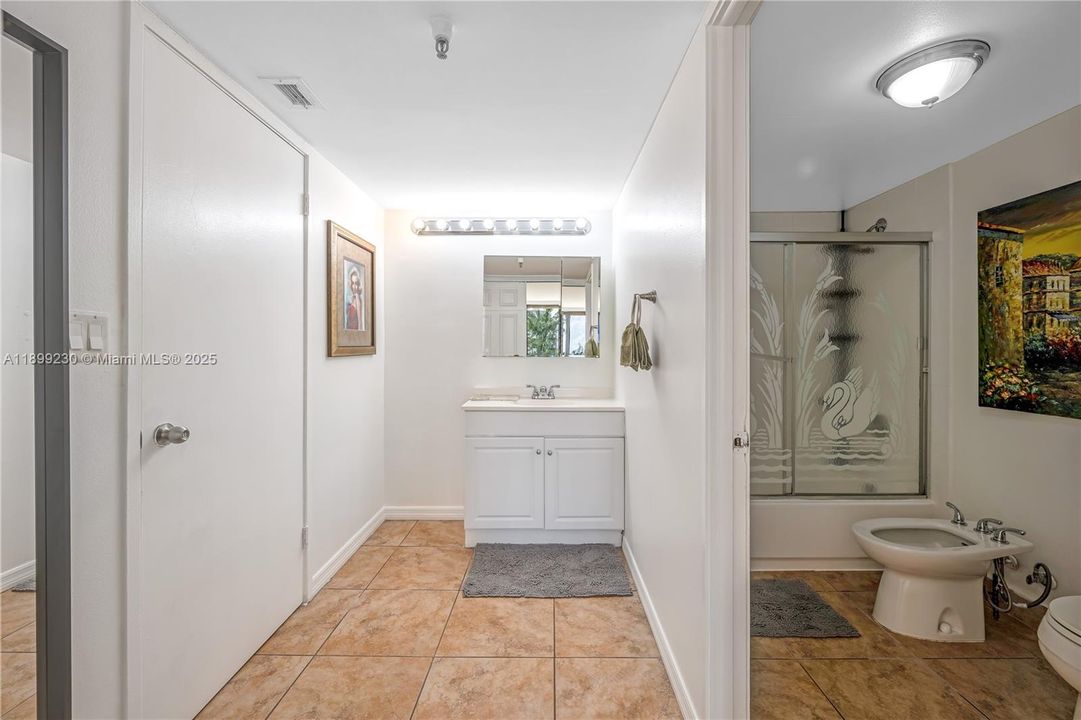 For Rent: $3,300 (2 beds, 2 baths, 1240 Square Feet)