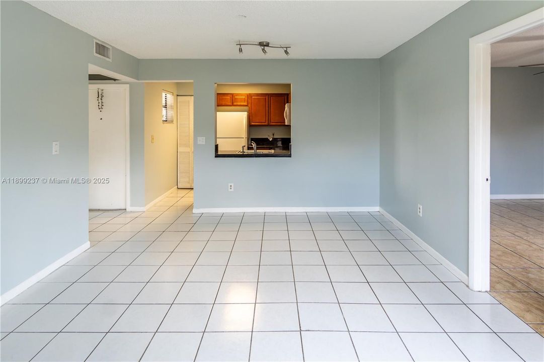 Active With Contract: $1,950 (2 beds, 2 baths, 750 Square Feet)