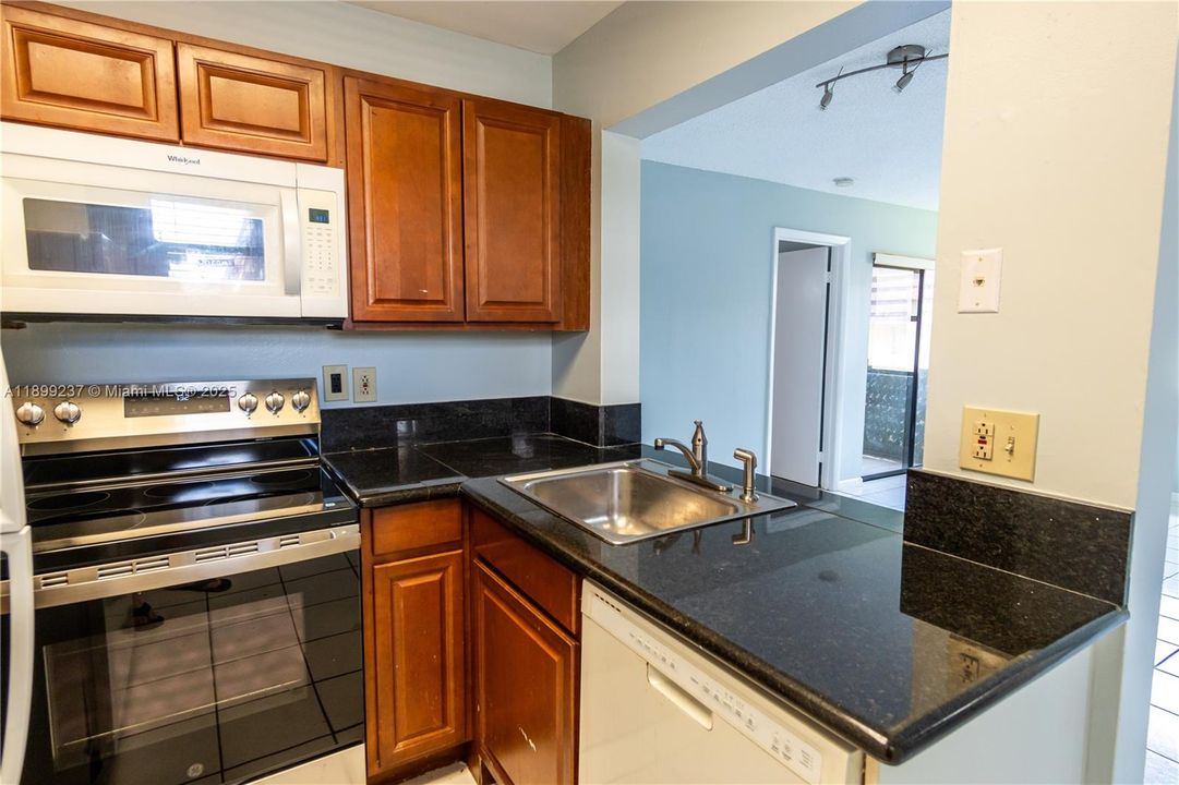 Active With Contract: $1,950 (2 beds, 2 baths, 750 Square Feet)