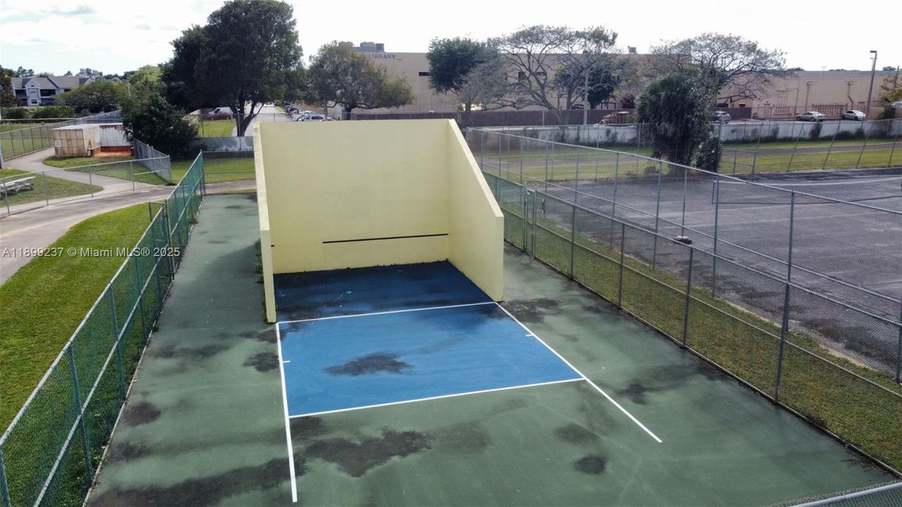 Active With Contract: $1,950 (2 beds, 2 baths, 750 Square Feet)