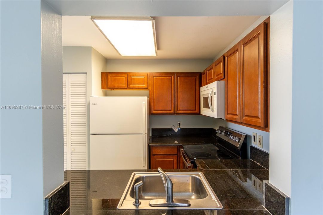 Active With Contract: $1,950 (2 beds, 2 baths, 750 Square Feet)