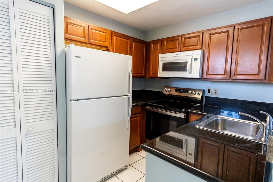 Active With Contract: $1,950 (2 beds, 2 baths, 750 Square Feet)