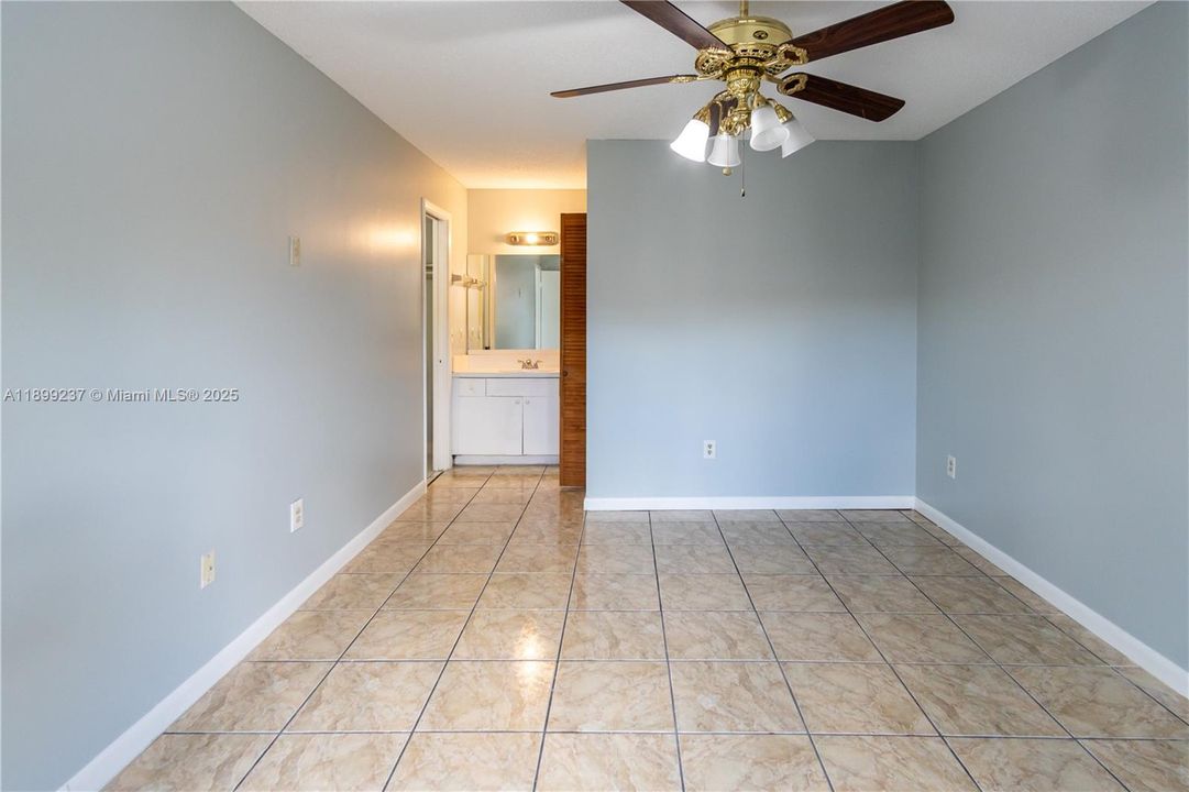 Active With Contract: $1,950 (2 beds, 2 baths, 750 Square Feet)