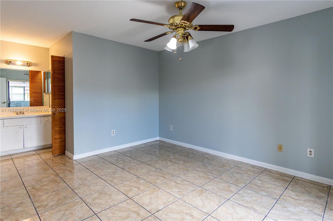 Active With Contract: $1,950 (2 beds, 2 baths, 750 Square Feet)