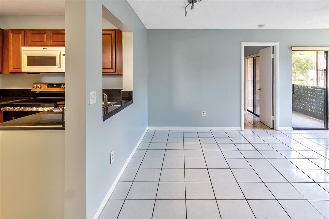 Active With Contract: $1,950 (2 beds, 2 baths, 750 Square Feet)