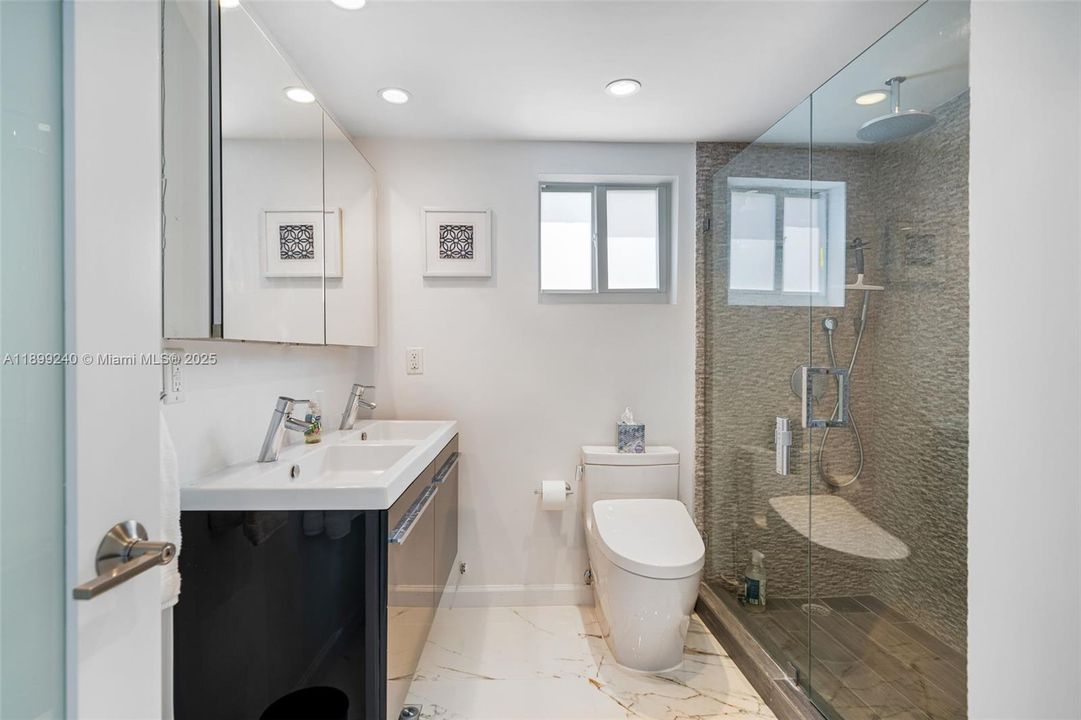 Recently Rented: $5,200 (2 beds, 2 baths, 1070 Square Feet)